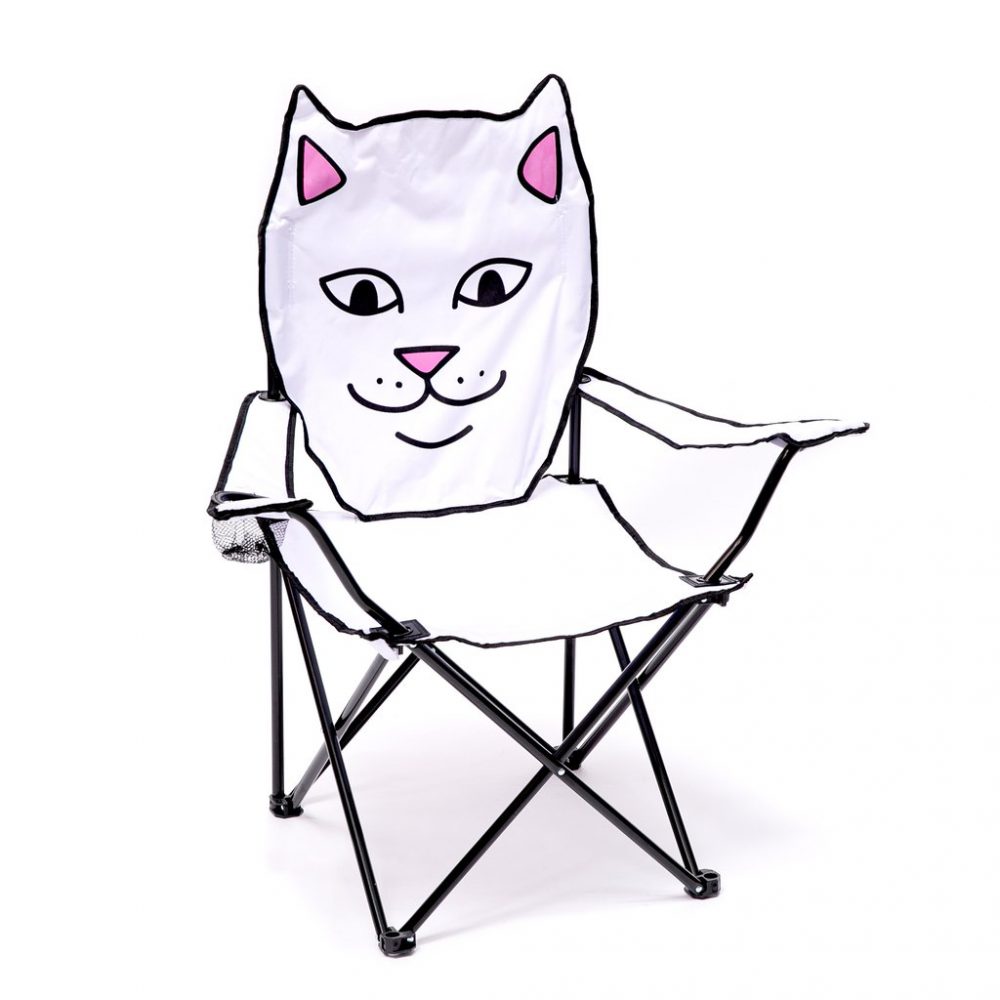 Now in stock the Rip N Dip Lord Nermal Beach Chair The one and only original Lord Nermal on a the beach, called Rip N Dip lord Nermal Beach chair. Sit on nerms face I mean not in a weird way But just fold him out Plop him on beach Take him to the park Carry him on your car Never know when yo ass needs a seat Foldable Lord Nermal Beach Chair Cup Holder Comes With Carrying Case Nu op voorraad de Rip N Dip Lord Nermal Pocket Tee De enige echte Lord Nermal op het strand. Originele oftewel de OG waar Rip N Dip allemaal mee begonnen is op een strandstoel